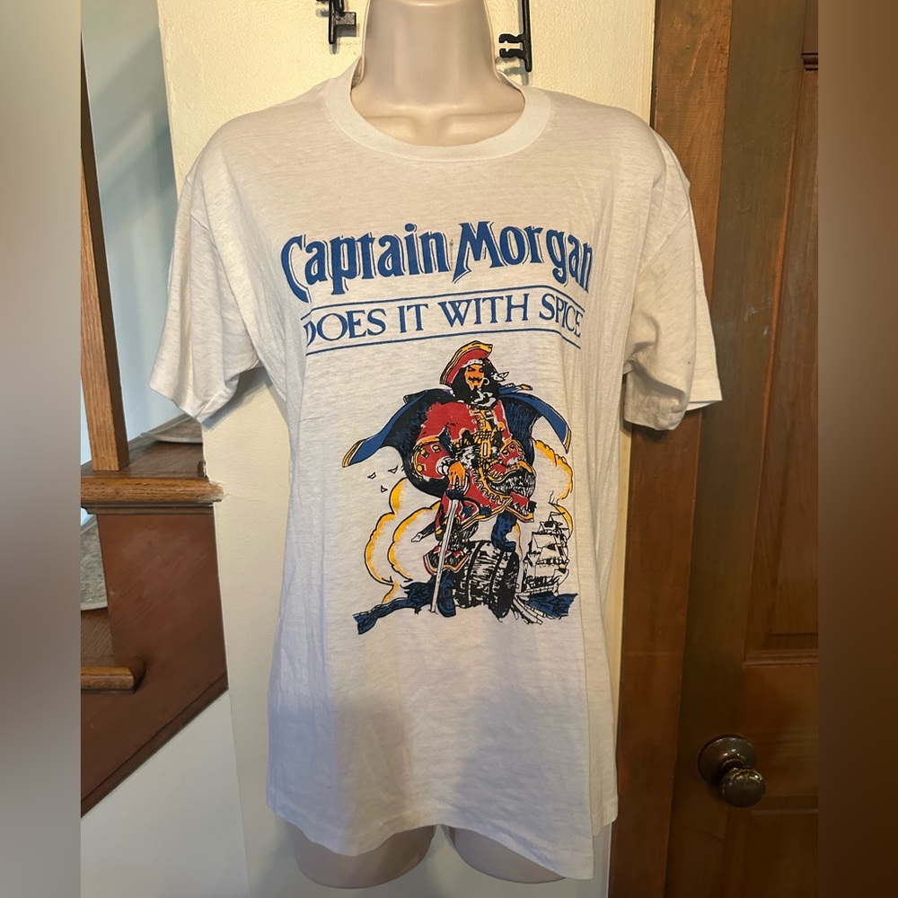 Vintage Captain Morgan “ Does It With Spice” tee. Size L. 18”pit to pit .
